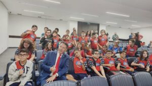 Presidente Gerson recebe crianças do ensino fundamental (Foto: Luciana Nassar/ALEMS)