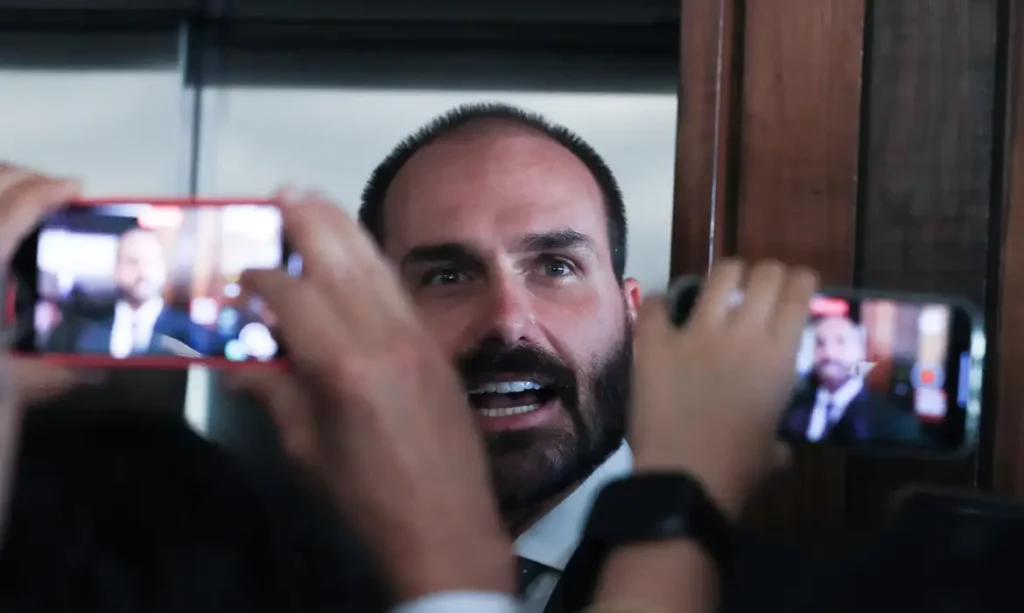 Moraes libera para julgamento ação respondida por Eduardo Bolsonaro
