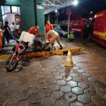 Motociclista é socorrido pelos bombeiros após acidente no centro de Corumbá