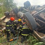 Motorista morre após carreta carregada com sucata tombar em rotatória de Corumbá