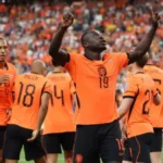 Holanda goleia Suécia, embola grupo e bate marca histórica em Copas
