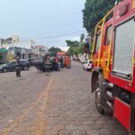 Carro capota após colisão no centro de Corumbá