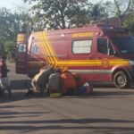 Bombeiros atendem acidente entre carro e moto