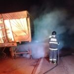 Bombeiros combatem incêndio em caminhão na BR-262
