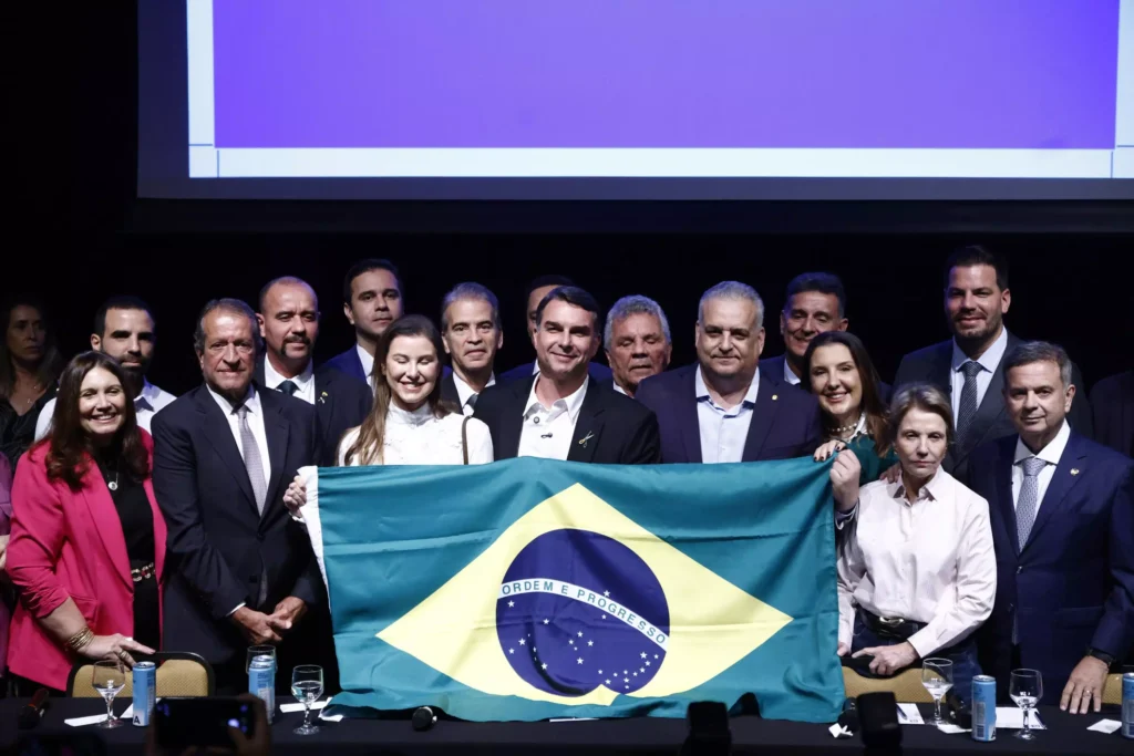 Alfredo Gaspar vira vice de Flávio Bolsonaro um dia após lançar candidatura ao Senado por AL