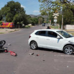 Motociclista sofre fratura exposta em grave colisão com carro no bairro Maria Leite