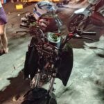 Motociclista fica inconsciente após atingir carro estacionado durante a madrugada em Corumbá