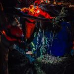 Van boliviana tomba em barranco e motorista é resgatada pelos bombeiros em Corumbá