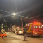 Colisão entre carro e moto deixa dois jovens bolivianos feridos em Corumbá